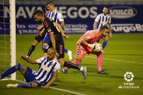 Una desconocida Ponferradina se deja llevar los tres puntos en El Toralín (0-3)