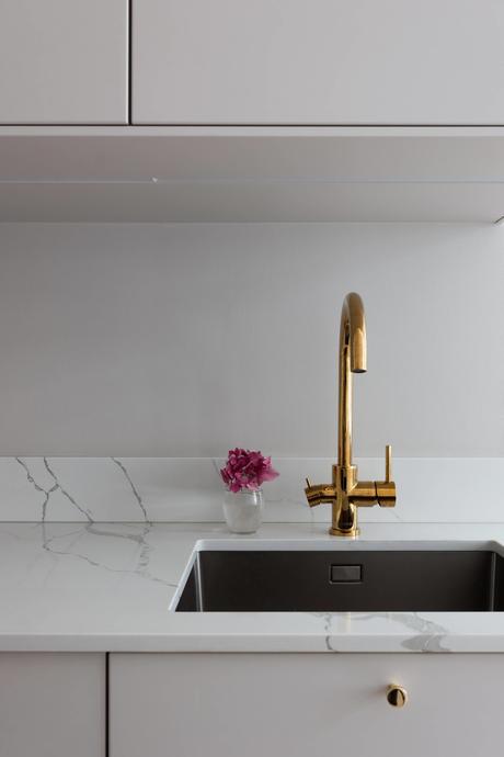 tiny scandi apartment suelos de madera en espiga suelo parquet scandinavian style scandinavian apartment refined decor nordic style minimal scandinavian decor madera maciza suelos interior design hard wood floor estilo nórdico escandinavo elegant scandinavian elegant decor decoración nórdica decoración elegante decoración de salones decoración de interiores tiny scandi apartment suelos de madera en espiga suelo parquet scandinavian style scandinavian apartment refined decor nordic style minimal scandinavian decor madera maciza suelos interior design hard wood floor estilo nórdico escandinavo elegant scandinavian elegant decor decoración nórdica decoración elegante decoración de salones decoración de interiores