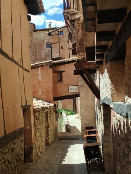 Qué ver en Albarracín, probablemente el pueblo más bonito de España callejuela-albarracin