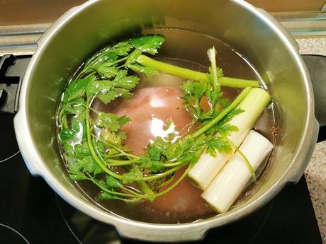 Codillo de cerdo cocido, asado al horno y con patatas Codillo de cerdo cocido, asado al horno y con patatas