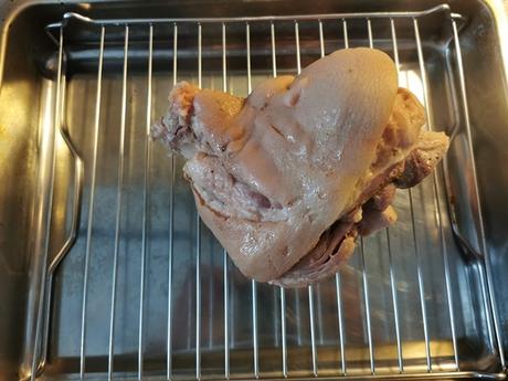 Codillo de cerdo cocido, asado al horno y con patatas Codillo de cerdo cocido, asado al horno y con patatas