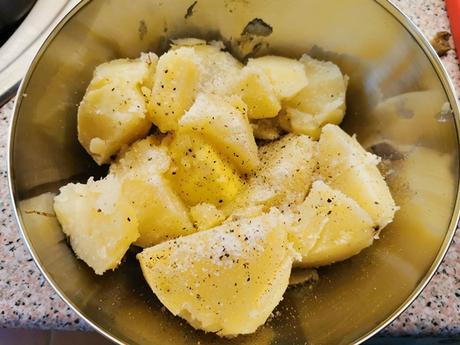 Codillo de cerdo cocido, asado al horno y con patatas Codillo de cerdo cocido, asado al horno y con patatas