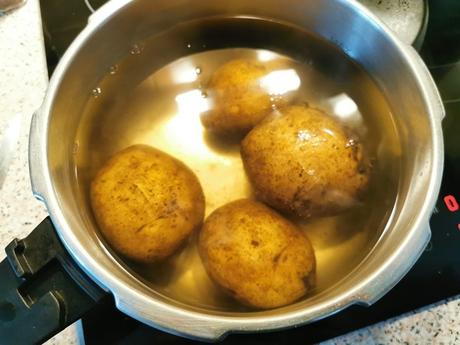 Codillo de cerdo cocido, asado al horno y con patatas Codillo de cerdo cocido, asado al horno y con patatas