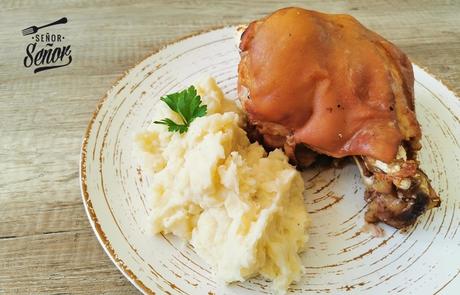 Codillo de cerdo cocido, asado al horno y con patatas