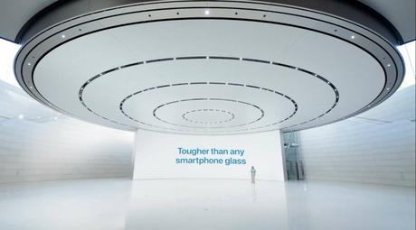 Se dice que la cubierta frontal Ceramic Shield del iPhone 12 desarrollada por Corning tiene cuatro veces la resistencia al agrietamiento del vidrio normal