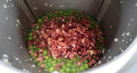Guisantes con Jamón con Thermomix ® Echamos el jamón el lo cocinamos un poco para que cogan el gusto