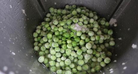 Guisantes con Jamón con Thermomix ® Echamos ahora los guisantes congelados y los cocemos con el agua