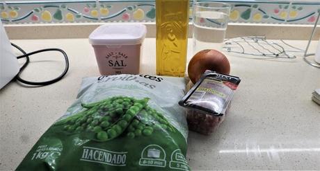 Guisantes con Jamón con Thermomix ® Los ingredientes necesarios para hacer los guisantes con jamón en Themomix
