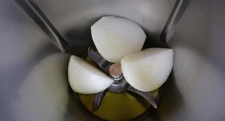 Guisantes con Jamón con Thermomix ® Echamos la cebolla y el aceite y trituramos todo