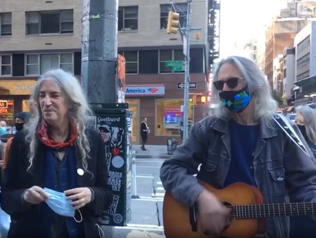 Patti Smith canta ‘People have the power’ en la calle en Nueva York para animar a votar
