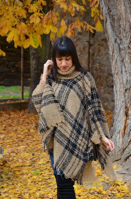 Poncho de cuello vuelto Poncho de cuello vuelto