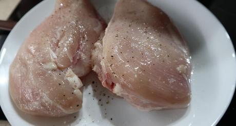 Pechugas de Pollo en Salsa Olla GM Salpimentamos las pechugas de pollo y calentamos el aceite