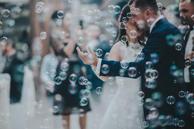 Novios bailando entre burbujas