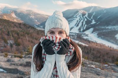 Mujer abrigada con guantes, gorro y bufanda