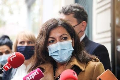 Tras el cierre de librerías, Hidalgo aconseja a los parisinos no comprar en Amazon.