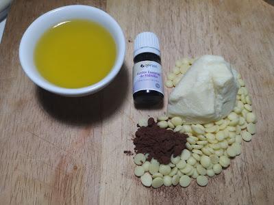 Ungüento de manteca de cacao, aceite de oliva y aceite esencial de vainilla en frio
