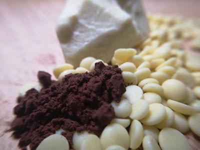 Ungüento de manteca de cacao, aceite de oliva y aceite esencial de vainilla en frio