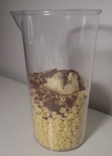 Ungüento de manteca de cacao, aceite de oliva y aceite esencial de vainilla en frio