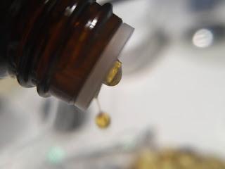 Ungüento de manteca de cacao, aceite de oliva y aceite esencial de vainilla en frio