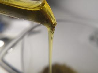 Ungüento de manteca de cacao, aceite de oliva y aceite esencial de vainilla en frio