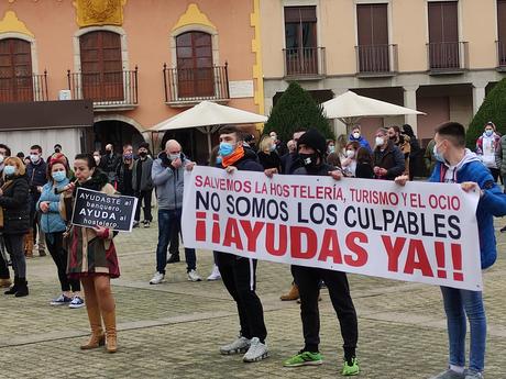 Una convocatoria ciudadana concentra a varios centenares de personas en la Plaza del Ayuntamiento de Ponferrada