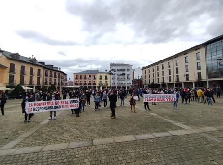 Una convocatoria ciudadana concentra a varios centenares de personas en la Plaza del Ayuntamiento de Ponferrada