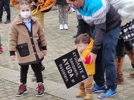 Una convocatoria ciudadana concentra a varios centenares de personas en la Plaza del Ayuntamiento de Ponferrada
