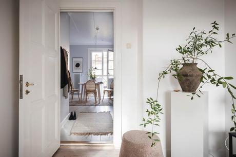 work from home decor tiny scandi apartment tiny home tiny apartment teletrabajo en casa teletrabajo decoración swedish decor scandinavian style scandinavian decor rincón de trabajo en casa modern interiors mini despacho home work decor home office decor home office decoracion teletrabajo decoración mesa trabajo en casa decoracion espacios trabajo decoración dormitorio  