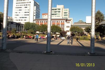 Una Plaza frente al mar chileno