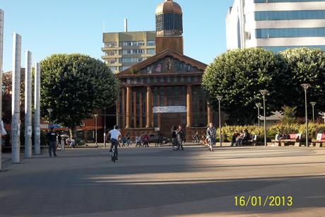 Una Plaza frente al mar chileno