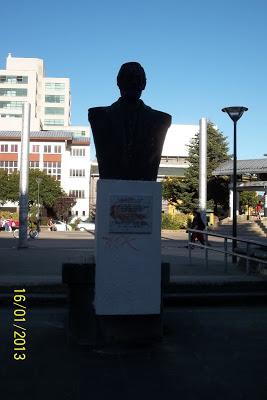 Una Plaza frente al mar chileno