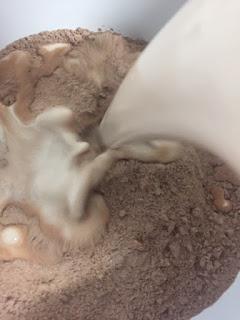 PASTEL DE CHOCOLATE, UVA Y QUESO