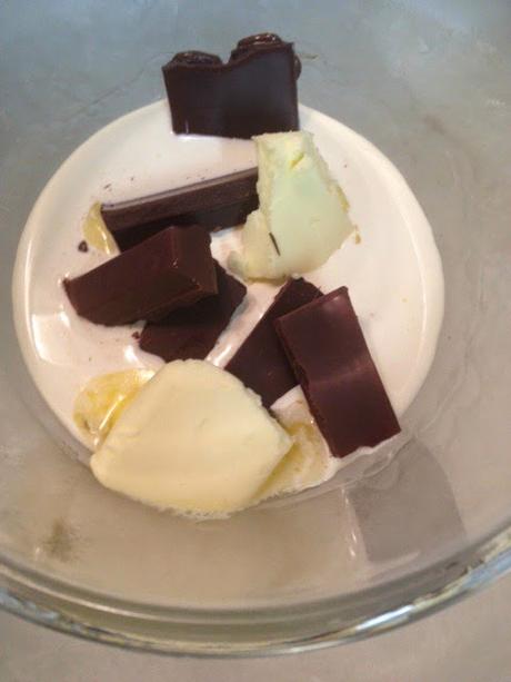 PASTEL DE CHOCOLATE, UVA Y QUESO