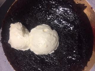 PASTEL DE CHOCOLATE, UVA Y QUESO