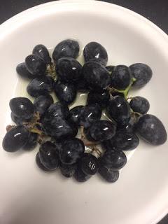 PASTEL DE CHOCOLATE, UVA Y QUESO