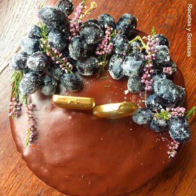 PASTEL DE CHOCOLATE, UVA Y QUESO