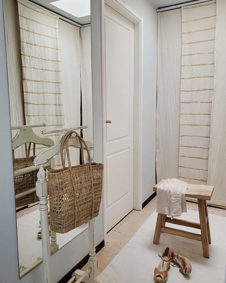 Vestidor con cortinas