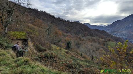 Saliendo a la pista de Vis al Collado Viga el Carru tras subir al Picoretu