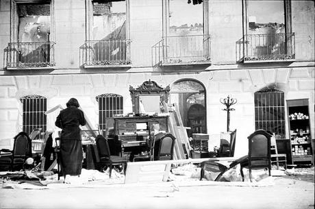 Margarita Nelken en Torrijos durante la Guerra Civil