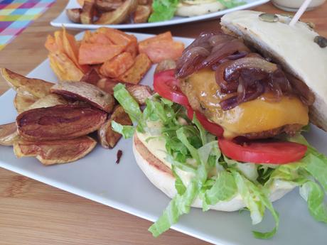 Hamburguesa de mijo con cebolla caramelizada, pan casero y mayonesa especiada