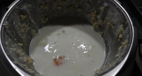 Echamos en la jarra el resto de los ingredientes y mezclamos todos los ingredientes