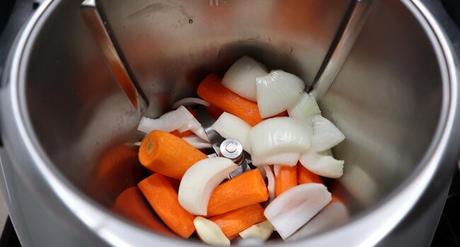 Trituramos las zanahorias junto a la cebolla y los ajos en la jarra