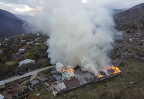Armenios incendian sus casas en territorio cedido a Azerbaiyán