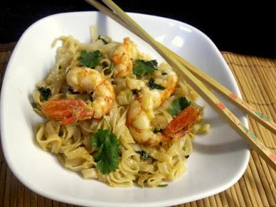 Fideos con gambas, estilo oriental.