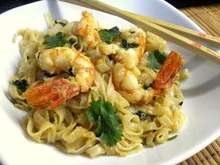 Fideos con gambas y cilantro.