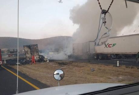 Trailero muere calcinado en carambola en Carretera Matehuala