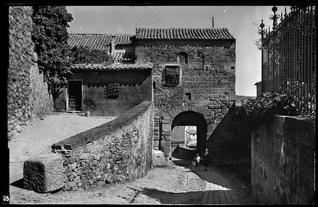 El Archivo Municipal ha incorporado a la misma 244 Fotografías realizadas por Luis García Garrabella, muchas de las cuales fueron editadas como postales en el Siglo XX