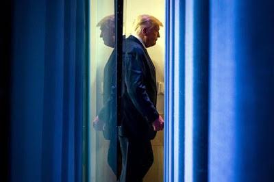 En medio del esperpento generalizado, Trump se resiste a irse de la Casa Blanca.