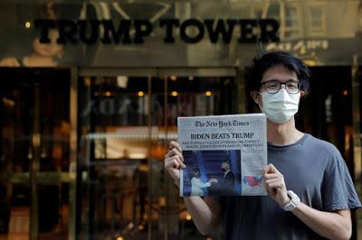 En medio del esperpento generalizado, Trump se resiste a irse de la Casa Blanca.