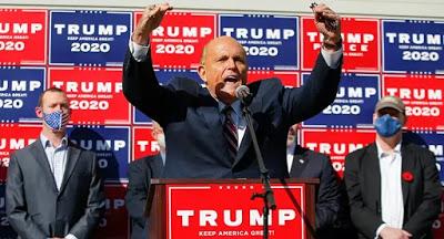 En medio del esperpento generalizado, Trump se resiste a irse de la Casa Blanca.